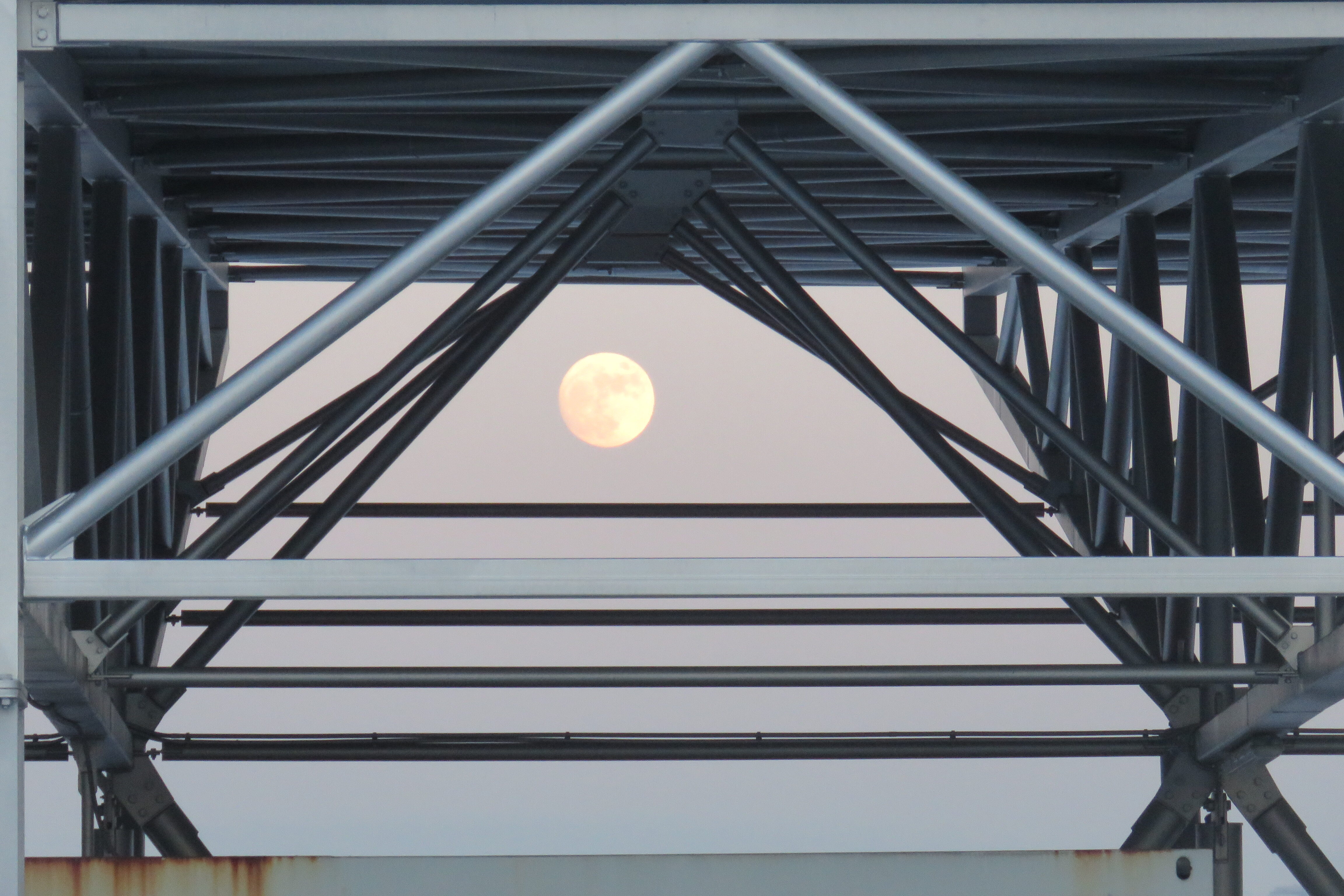 B12 P - Měsíc v oceli